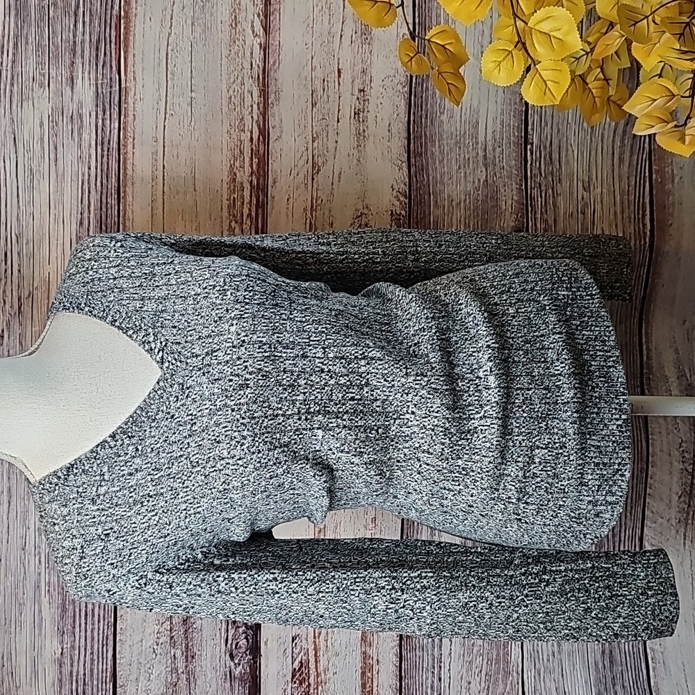 CROFT & BARROW BLACK & WHITE VERIGATED LONG SLEEVE V NECK PULLOVER SWEATER